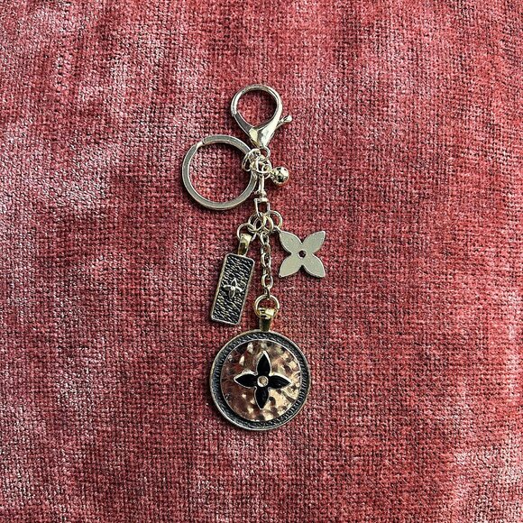 RUSTIC CLOVER Bag Charm Black and Gold Tone - Picture 3 of 9